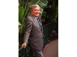 Mike Douglas, former TV show host, dies 