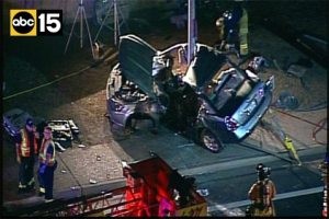 1 dead, 1 critical after car hits Mesa light pole 