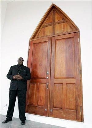 Smith memorial to be lavish, private 