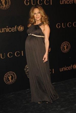 Jennifer Lopez expecting twins, dad says 