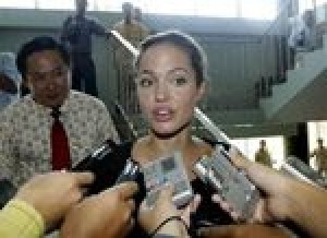 Jolie is awarded Cambodian citizenship 
