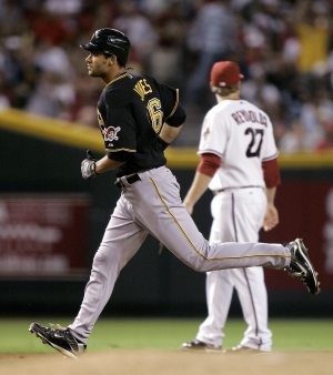 Pirates pounce on Petit, rout D-Backs 