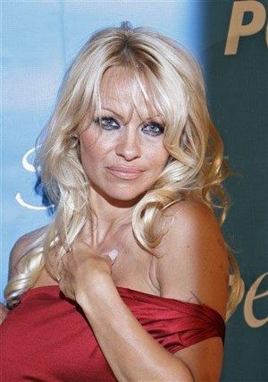 Anderson plans quickie Vegas wedding 