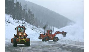 Huge avalanche buries cars in Colorado 