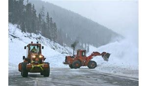 Huge avalanche buries cars in Colorado 