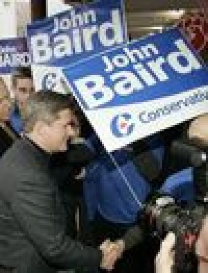 Canadian prime minister holds slim lead in polls 
