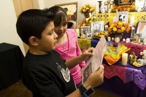 Families create altars on Dia de los Muertos 