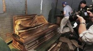 Thousands seek relatives' graves at Ill. cemetery 