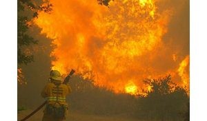Thousands flee southern California blaze 