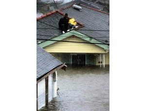 Katrina rips Gulf Coast with wind, floods 