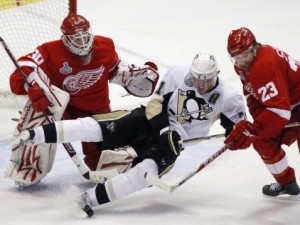 Red Wings beat Penguins in Cup opener 