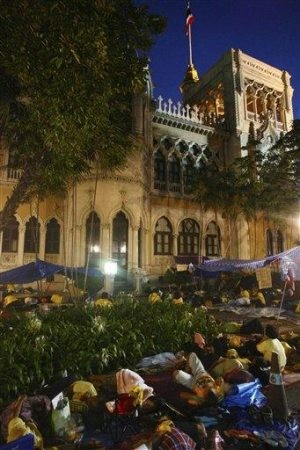 Thai prime minister asks lawmakers to end crisis 