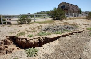More earth fissures plague Q.C., Pinal area 