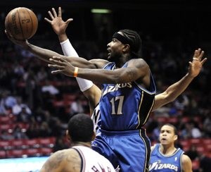 Suns sign guard Brown 