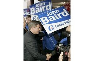 Canadian prime minister holds slim lead in polls 