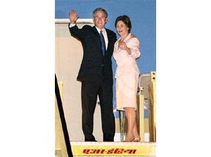 Bush arrives in Pakistan; security heavy 