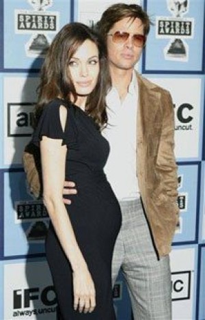 Angelina Jolie shows off baby bump 