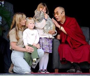 Dalai Lama tours zoo of late Steve Irwin 