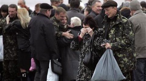 Hijacked ship crew welcomed home in Ukraine 