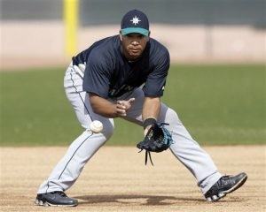 Mariners' Lopez out of comfort zone at third 