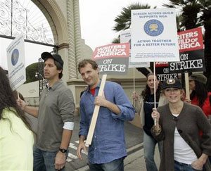 Pressure mounts to restart writers talks 