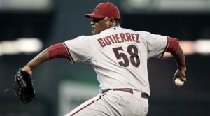 Roberts helps D-Backs snap 7-game slump 
