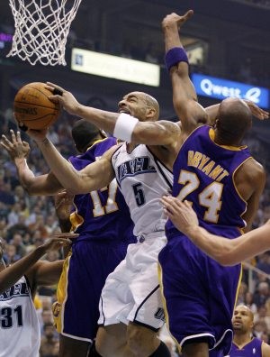 Boozer leads Jazz back into series 