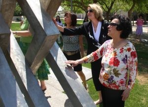 Art becomes escape for dementia patients 
