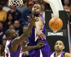 Nash, Stoudemire lead Suns past Kings, 115-107 