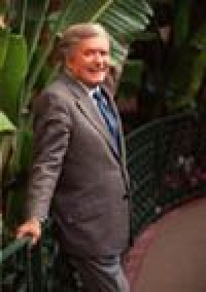 Mike Douglas, former TV show host, dies 