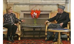 Clinton meets with Karzai, U.S. troops 