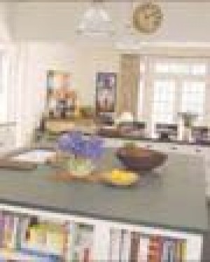 A glam kitchen from Hollywood is a hit off screen 