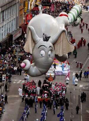 Huge crowds cheer NYC Thanksgiving Day Parade 