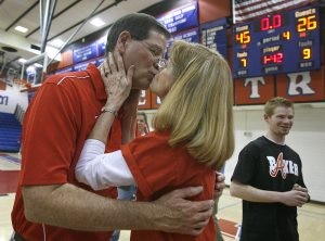 Mountain View basketball earns 700th win for coach 