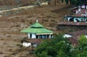 Dozens feared dead in Indonesia landslide 
