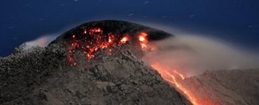 Thousands flee slopes of Indonesia volcano 