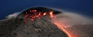 Thousands flee slopes of Indonesia volcano 
