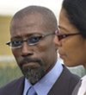 Snipes pleads not guilty in tax case 