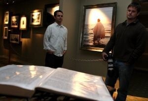 Photographer re-creates acts of Jesus 