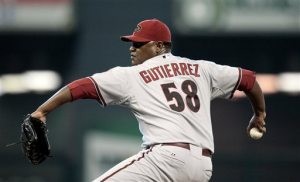 Roberts helps D-Backs snap 7-game slump 