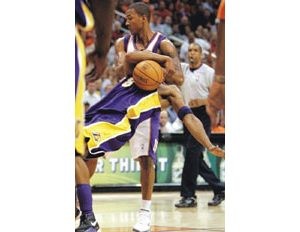 Suns' Bell suspended for Game 6 in Los Angeles 