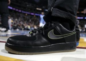 Nike says overseas sales help boost earnings 