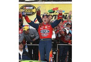 Jeff Gordon wins his third Daytona 500 
