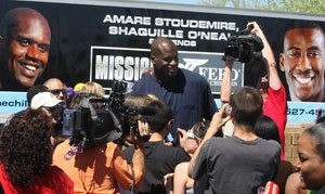 Shaq, Amaré help feed children in Mesa 