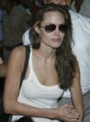 Jolie makes surprise visit to Cambodia 