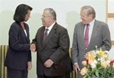 Rice, Rumsfeld tout new Iraq government 
