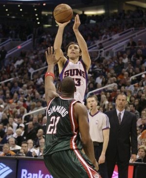 Nash, Stoudemire lead Suns past Milwaukee 