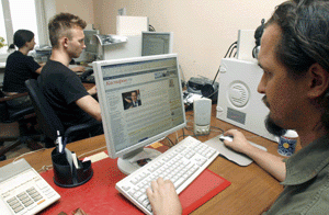 Online attacks engulf Kremlin’s critics ahead of vote 
