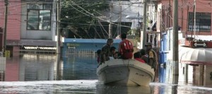 Mexican flood victims scramble for food 