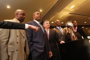 Scottsdale jeweler hands off Super Bowl trophy 